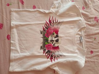 Camiseta manga corta calavera y rosas