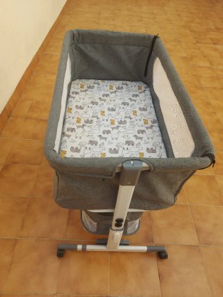 Cuna de bebé con colchón y mosquitera