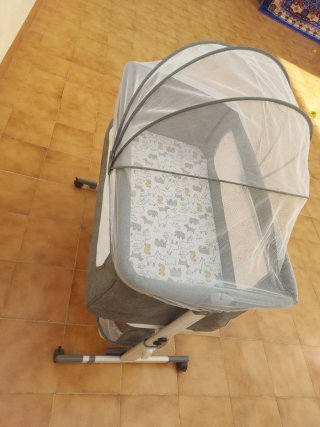 Cuna de bebé con colchón y mosquitera