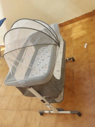 Cuna de bebé con colchón y mosquitera