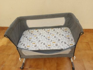 Cuna de bebé con colchón y mosquitera