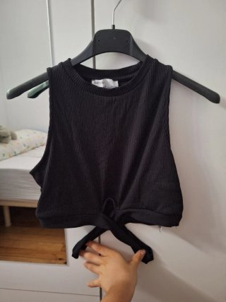 Top Bershka negro con tiras cruzadas