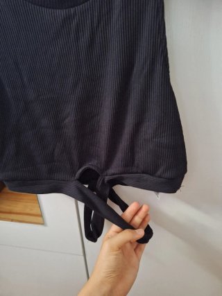 Top Bershka negro con tiras cruzadas