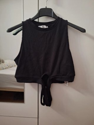 Top Bershka negro con tiras cruzadas