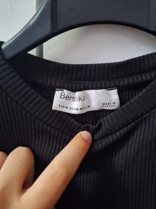Top Bershka negro con tiras cruzadas