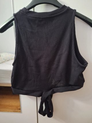 Top Bershka negro con tiras cruzadas