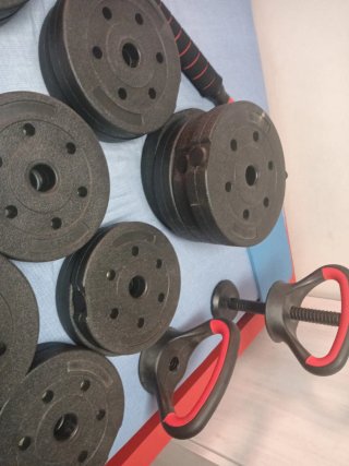 Juego de pesas y accesorios fitness
