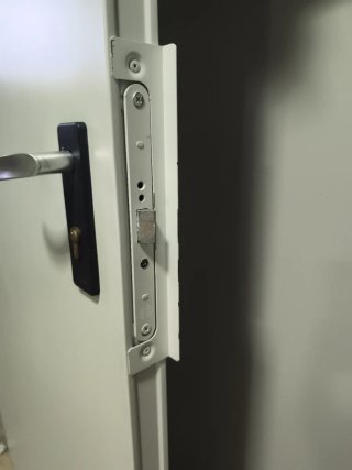 Puerta de trastero blanca