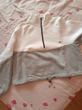 Sudadera corta gris y blanca Tenth