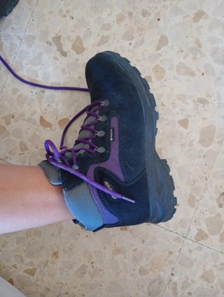 Botas de montaña Chiruca Gore-Tex negras y moradas