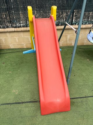 Tobogán infantil rojo y amarillo