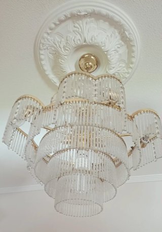 Lámpara de cristal de roca dorada