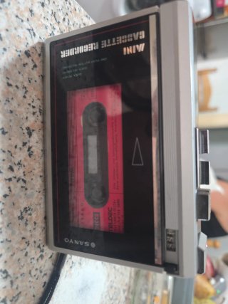Grabadora y reproductor de casetes Sanyo Mini