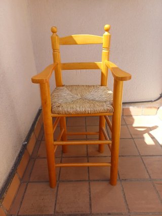 Trona de madera con asiento de esparto