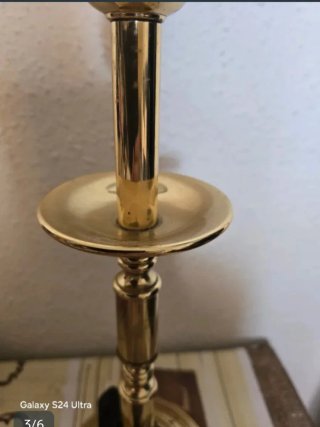 Lámpara de mesa dorada antigua