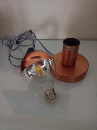 Reloj estilo retro y lámpara cobre