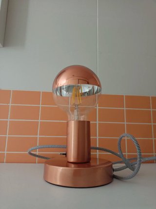 Reloj estilo retro y lámpara cobre