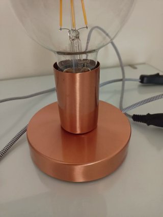 Reloj estilo retro y lámpara cobre