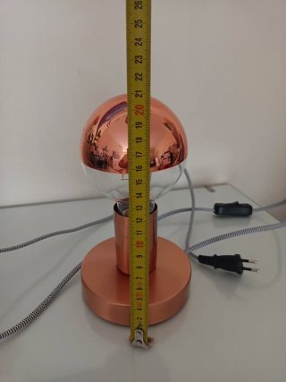 Reloj estilo retro y lámpara cobre