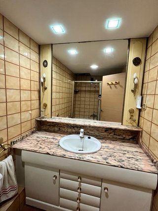 Mueble de baño mármol y madera