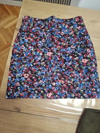 Falda S/36 y M. Varios modelos 5e cada una