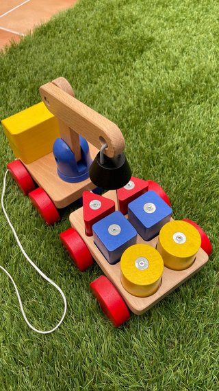 Grúa de madera IKEA MULA con remolque y bloques