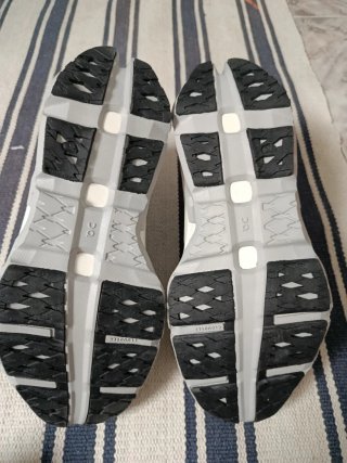 Zapatillas On Running grises