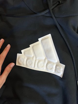 Felpa Adidas con logo 3D