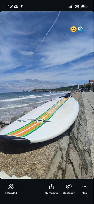 Tabla de surf blanca con rayas