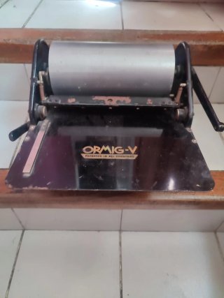 Antigua multicopista ORMIG V copiadora papel