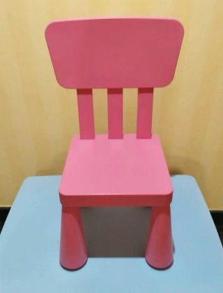 Mesa, 2 sillas y 2 taburetes infantiles IKEA