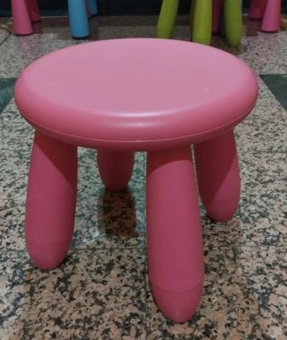 Mesa, 2 sillas y 2 taburetes infantiles IKEA