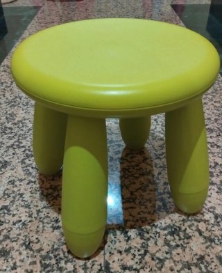 Mesa, 2 sillas y 2 taburetes infantiles IKEA