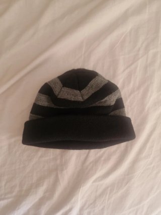 Gorro de rayas gris y negro
