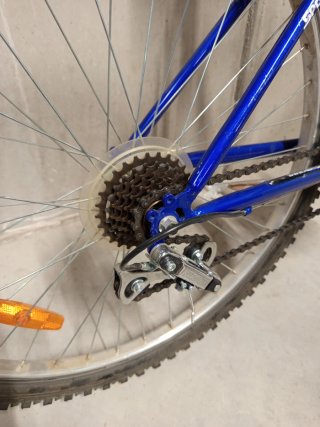 Bicicleta azul y plateada
