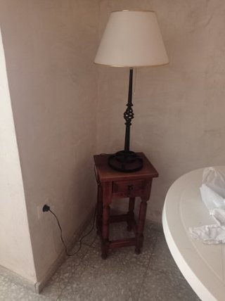 Lámpara de forja con taquillón de madera