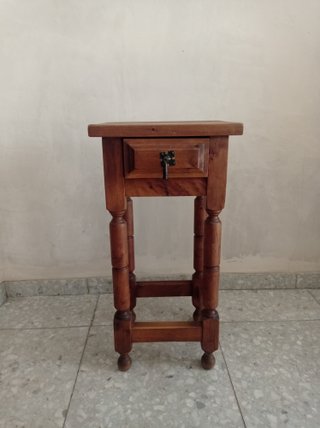 Lámpara de forja con taquillón de madera