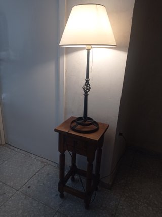 Lámpara de forja con taquillón de madera