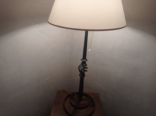 Lámpara de forja con taquillón de madera