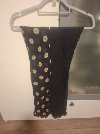 Pañuelo negro con flores multicolor