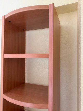 Estantería alta de madera