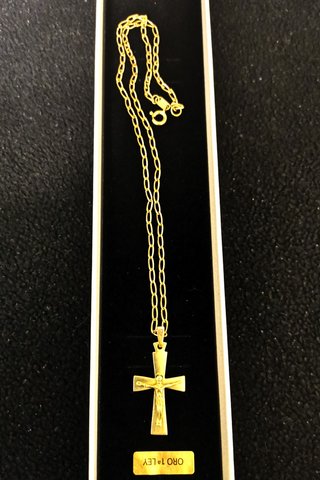 Cadena gargantilla 40 cm. y Cristo todo Oro 18K
