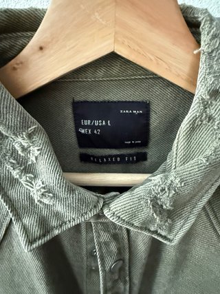 Camisa vaquera Zara verde militar desgastada Talla