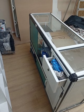 Mostrador de cristal y metal nuevo