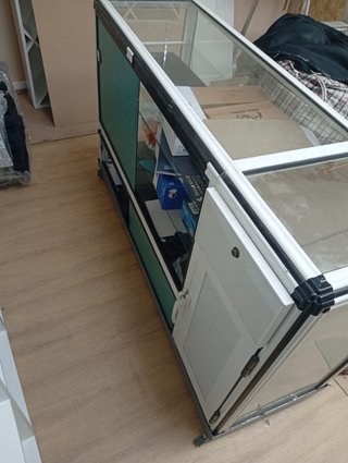 Mostrador de cristal y metal nuevo
