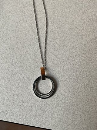 Collar plateado con tres aros.
