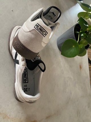 Zapatillas Munich Beige y Negras Original
