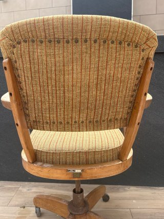 Silla de oficina antigua de madera y tela