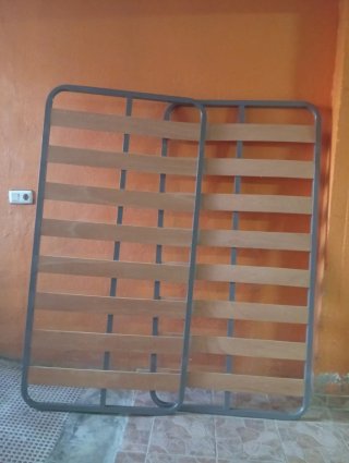 Dos Somier metálicos y de madera Con patas