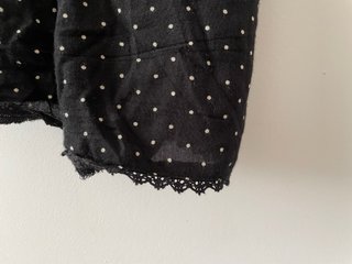Mono negro con lunares blancos